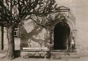 Pulsnitz, Altes Schloß : Altes Schloß oder Eustachius-Haus, Sitznischenportal mit den Wappen der Ursula von Carlowitz und des Hans Wolff von Schönberg