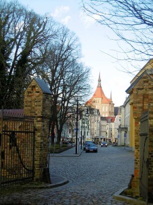 Rostock: Blick vom Kosterbezirk Zum Heiligen Kreuz über den Universitätsplatz zur Kröpeliner Straße und zur Marienkirche