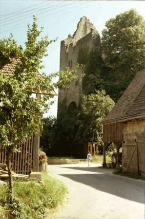 Landeck: Straße mit Blick auf Burgruine