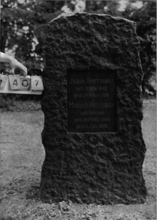 Grabstein 1407 [Hahn S. 95 Grab-Nr. 1966/67]