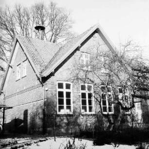 Rade: Rader Weg: ehemalige Volksschule: vorn rechts Vorgarten mit Baum: hinten links weiterer Baum: Winter