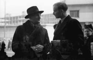 Bukarest: Carl Rothe und J. M. Sadoveanu, Schriftsteller, vor Schaufenster Libraria Buchholz