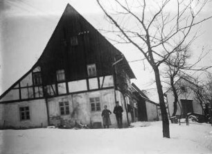 Mittelsachsen, Fachwerkhaus : Mittelsachsen. Paar vor einem Fachwerkhaus stehend