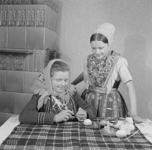 Verzieren von Ostereiern in Spohla : Wóskowanje jutrownych jejkow w Spalach : Spohla / Spale