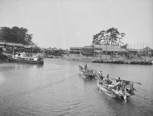 Hafen von Shimabara : Blick vom Wasser über Boote und Dampferanlegestelle zum Ort