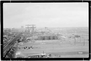 Hydrierung, Bau Me 899 Laugeregeneration, Me 810 Zwischenproduktelager, Me 811 Pumpenhaus für Zwischenproduktelager, Me 812 Behälteranlage. Blick von Me 821 Destillationsbau nach Norden