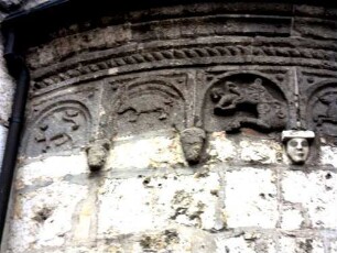 Chorapside-Figurenreliefs und Kopfkonsolen (teils stark verwittert-teils restauriert) im Südsüdosten