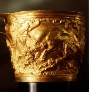 Vaphio-Becher: Stierfang mit dem Netz : Athen. Archäologisches Nationalmuseum. Goldbecher aus dem Grab von Vafio, Peloponnes. Wildstiere und Akrobaten. 15. Jh. v. Chr., Höhe: 8 cm