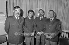 Führungswechsel in Polizeistation: Gruppenfoto mit neuem Leiter Polizeihauptkommissar Wolfgang Sehm, Revierleiter Polizeihauptmeister Karl-Heinz Schafrinski, Inspektionsleiter Polizeioberrat Klaus Lehmann und Polizeihauptwachtmeister Robert Degenhardt: rechts Stuhllehne und Leitz-Ordner: links Stuhllehne und Wand: im Hintergrund Vorhang