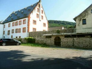 Stadtbefestigung-Ansicht im Nordwesten-Schloßbereich (von Westen) als Teil der Stadtbefestigung mit Wehrmauer und Schießscharten in Übersicht (Wehrgang abgetragen)