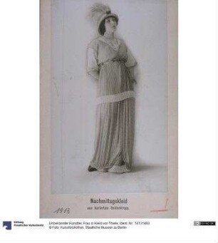 Frau in Kleid von Thiele