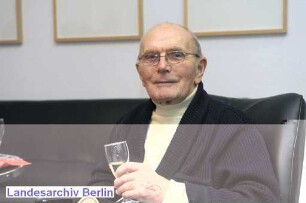 Verleihung des Verdienstkreuzes am Bande an Johannes Hegenbarth (Hannes Hegen), Senatsverwaltung für Kultur, Brunnenstraße (Mitte)
