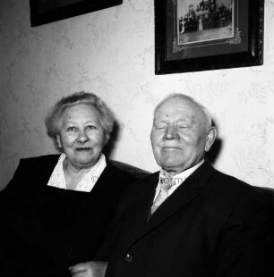 Ahlers, Emil und Frieda: geboren 1885 und 1894: Emil von 1951 bis 1959 Amtmann des Amtes Lütjensee, von 1940 bis 1956 Amtswehrführer der Amtsfeuerwehr Lütjensee: Einwohner von Lütjensee: Goldene Hochzeit am 23. März 1962