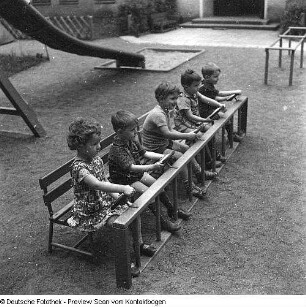 Dresden-Pieschen, Weinböhlaer Straße 12, Serie: "Kindergärten", Betriebskindergarten des VEB Elektromotorenwerk Dresden. Kinder spielen das Leben auf einem Schiff mit Hilfe eines Klettergerüstes und darum aufgestellten Bänken