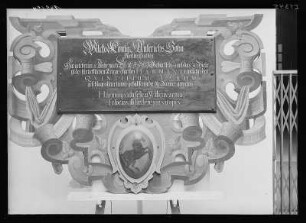 Inschrifttafel unter dem Bildnis Wilckes