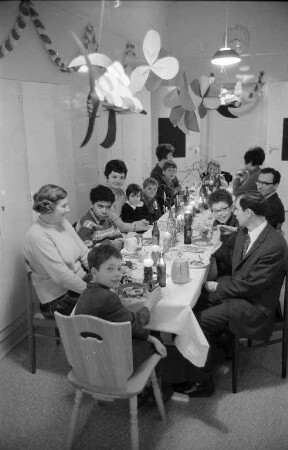Geburtstagsfeier im Psychagogium des städtischen Kinderheims in der Sybelstraße.