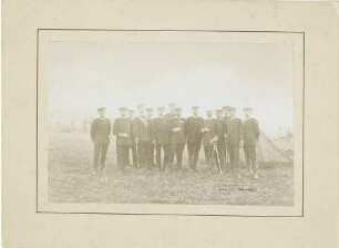 14 Offiziere des 1. Bataillons in Uniform mit Mütze im Manöver, 1896
