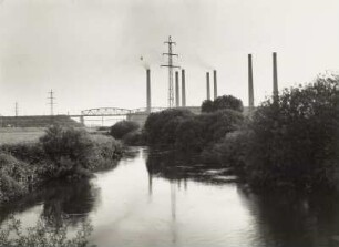 Kraftwerk Hirschfelde mit Kohlenbahnbrücke. Ansicht über die Neiße