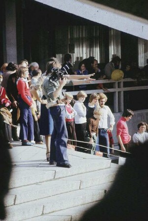 DDR. Berlin-Mitte, Alexanderplatz. Besucher auf der Außentreppe am Fuße des Fernsehturmes