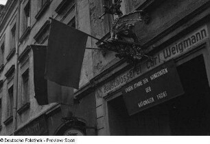 Wahlwerbung für die Volkskammerwahl am 17.10.1954 an einem Hauseingang