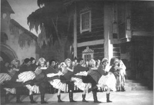 Coppelia. Ballett von Léo Delibes mit Ellen von Cleve-Petz als Swanilda, Walter Kreideweiß als Franz, Wilhelm Moy als Dr. Coppélius u. a. Staatsoper Dresden, Neueinstudierung 16.2.1925 unter Leitung von Fritz Busch (gemeinsam mit "Abu Hassan"; Choreographie: E. Cleve-Petz). Fotografie (Negativabzug auf Papier) von Ursula Richter