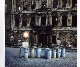 Foto von 1982. Vor der Ruine des Dresdener Stadtschlosses stehen Mülltonnen. Uwe Gerig.