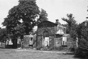 Dresden. Großer Garten, Hauptallee. Ruine des Torhauses (1814; G. F. Thormeyer). Stadtseite
