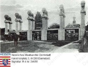 Darmstadt, 1914 Mai 16 / Ausstellung der Darmstädter Künstlerkolonie auf der Mathildenhöhe / Eingang zur Ausstellung: Exponat 'Löwentor'