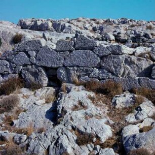 Santorin. Alt-Thera, Polygonalmauerwerk mit Kanalisationsdurchlass in der Wohnstadt