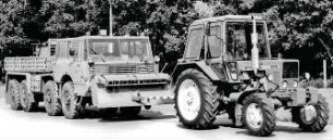 Tatra-Zugmaschine T 813 als Bremsfahrzeug für Belaru 572 auf der Prüfbahn