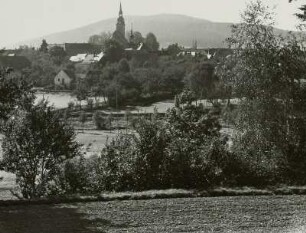 Elstra : Elstra. Ortsansicht mit Stadtkirche. Blick von Osten gegen des Schwarzen Berg (413m)
