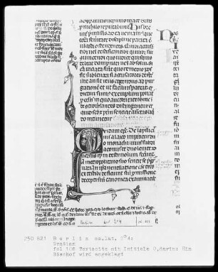 Decretum Gratiani, mit Kommentar des Bartholomäus von Brescia — Initiale Q (uidam), darin wird ein Bischof angeklagt, Folio 108recto