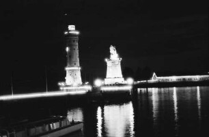 Lindau: Nächtlicher Hafen mit Festbeleuchtung, angestrahlter Leuchtturm und Löwe