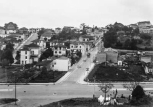 Häuser am Hang : Blick auf eine Straße und Häuser an einem Hang.