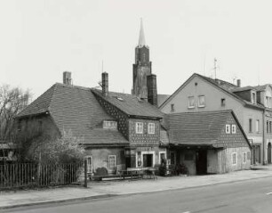 Neugersdorf, Schmiede, Straßenansicht mit Tanksäule