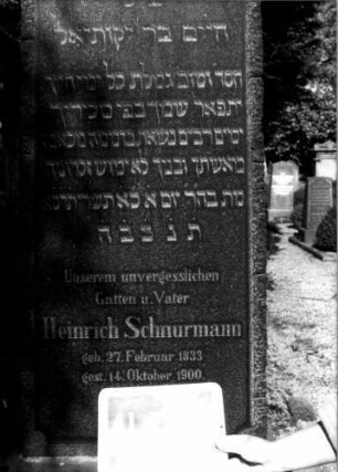 Grabstein 148 (Index: 100109772) Material: Granit Zustand: gut Maße HxBxT: 200x63x37 cm Beschreibung: Obelisk, Doppelsockel Steinmetz: K. Isenmann Besonderheit: Doppelgrab: Grabstein 148A