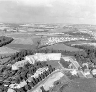 Kreiskrankenhaus (Schützenstraße 55): Luftbild: im Hintergrund die Trave und Neubaugebiet Am Stadion, rechts Sportplatz
