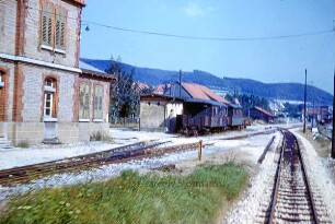 Güterbahnhof Aalen: auf der Strecke Neresheim - Aalen der Härtsfeldbahn Aalen - Neresheim - Dillingen: links Bahnhofsgebäude: davor Bahnsteig und abgestellter Herbrand-Personenwagen: Blickrichtung Neresheim