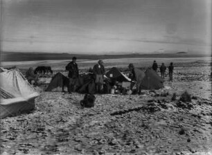 Zeltlager der Expedition : In der Ebene des Altiplano, nahe der Stadt El Alto aufgeschlagenes Zeltlager.