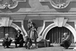 Leningrad ca. 1975, Eis essende Familie vor dem Gebäude der Ermitage