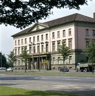 Hannover. Palais Wangenheim. Blick auf die Schaufassade des Palais