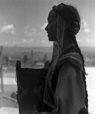 Portrait einer Frau im Profil mit Eimer und traditionell gekleidet (China 1959)