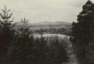 Löbau. Ansicht vom Fuß des Löbauer Berges. Im Hintergrund: Hochstein, Czorneboh, Kuppritzer Berg und Richters Berg