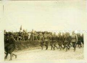 Truppen marschieren an Wilhelm II. vorbei