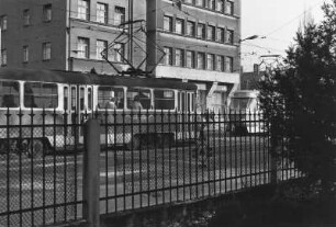 Dresden-Neustadt, Antonstraße 1. Villa Augustin. Blick vom Garten der Villa zum Hochhaus (Teilansicht) am Albertplatz