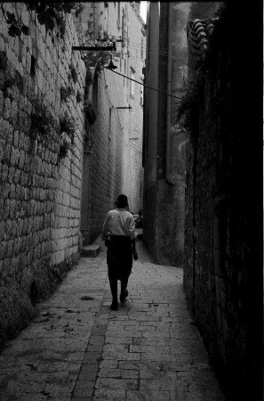 Dubrovnik: Gasse mit Fußgänger, von hinten