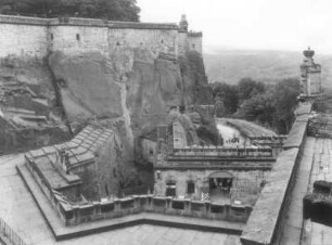 Königstein. Festung. Hornravelin und Grabenschere (1729/1736). Blick von der Georgenbastion gegen Horn mit Seigerturm