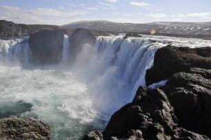 Godafoss-Wasserfall bei Akureyri : Der Godafoss-Wasserfall ("Götter"-Wasserfall) ist hundert Meter breit und fällt 11 Meter tief herab. Aufgenommen am 20. Mai 2012 in der Nähe von Akureyri