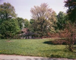 Dresden. Beutler-Park : Dresden-Altstadt. Partie im Beutlerpark mit Toilettenhäuschen
