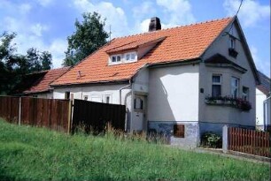 Wohnhaus und Gehöftzufahrt mit Hoftor; Vorgarten